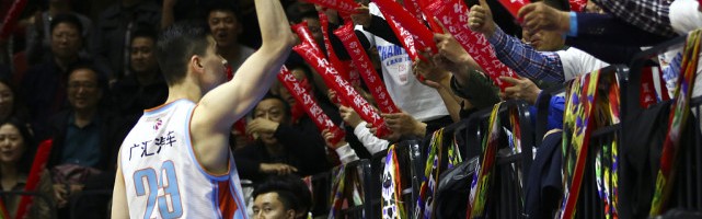 BSPORT- 昂热主场球迷营造魔鬼氛围，助威声势浩大