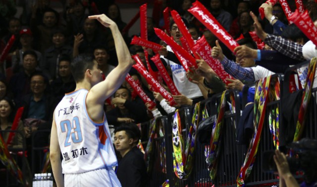 BSPORT- 昂热主场球迷营造魔鬼氛围，助威声势浩大