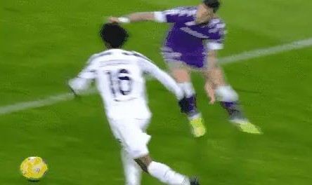 B体育官网- 马赛中场核心染红，憾平南特错失三分  